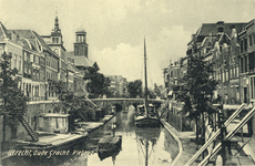 1280 Gezicht op de Oudegracht Weerdzijde te Utrecht met op de achtergrond de Viebrug en links de St. Augustinuskerk ...